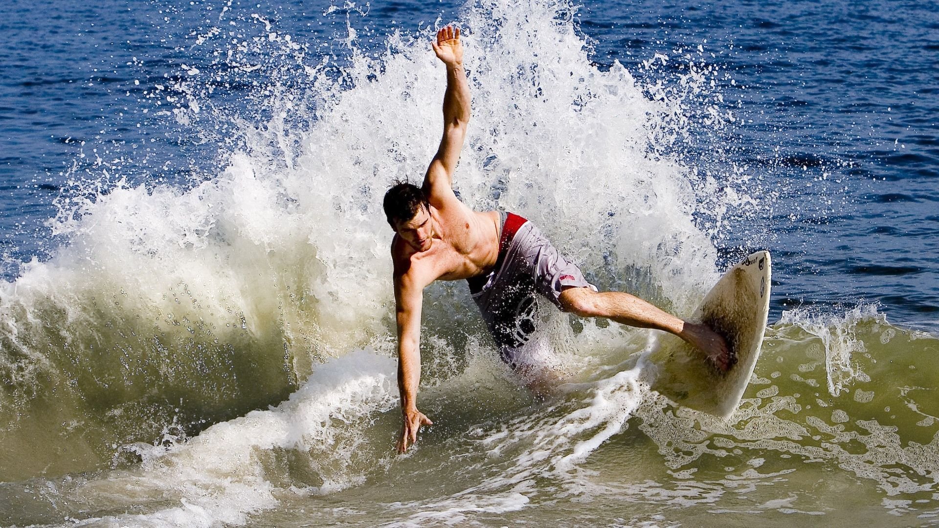 李轩豪在“湾区杯”象棋大棋士赛中战胜卫冕冠军杨楷文，李轩豪围棋